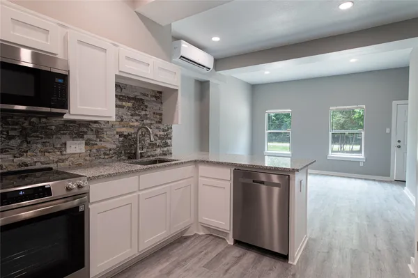 $1,250 | 519 Magnolia Point Drive, Unit A, Houston, TX 77336