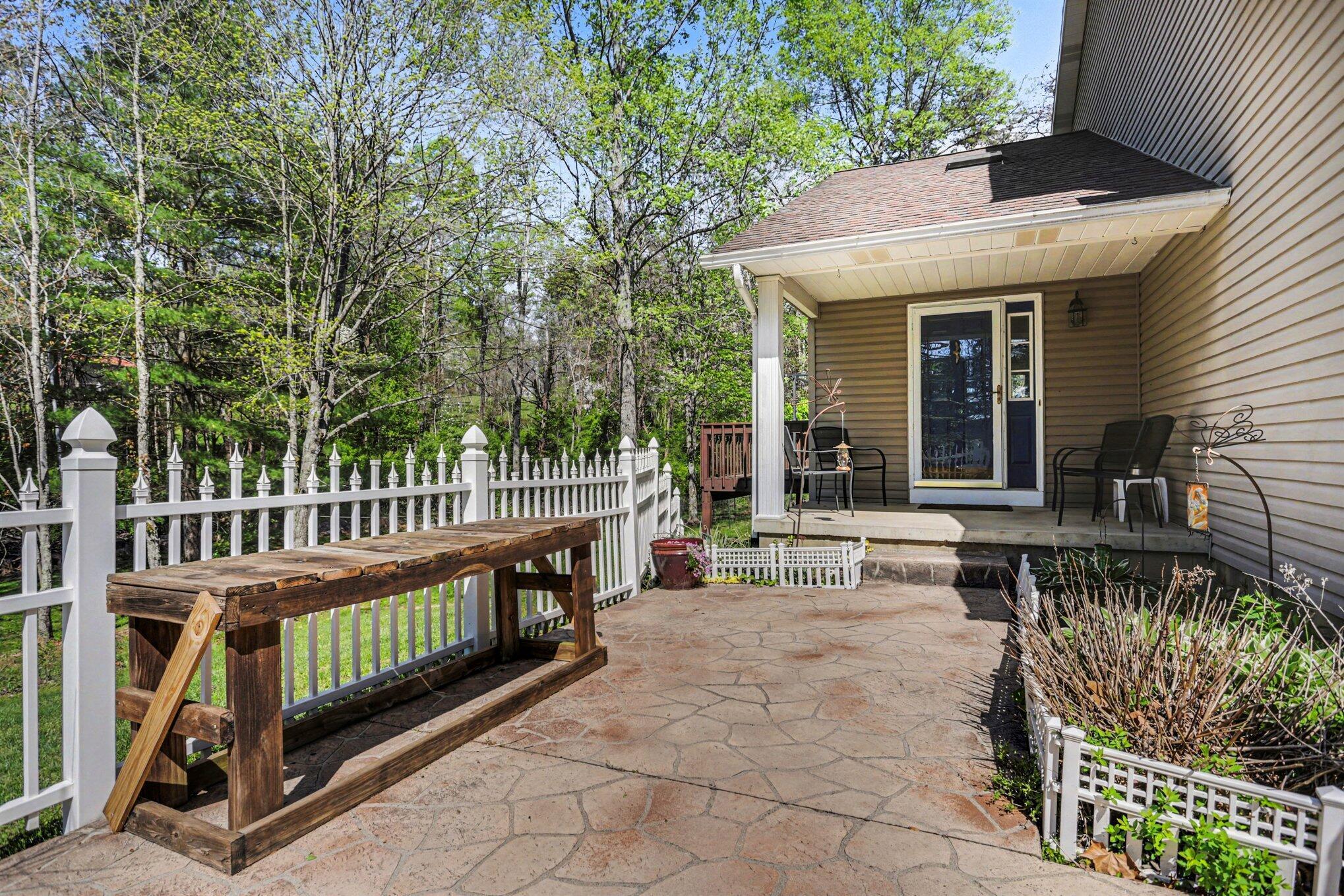 31234 Mays Road Logan, OH 43138 - Photo 4 of 35 Front porch