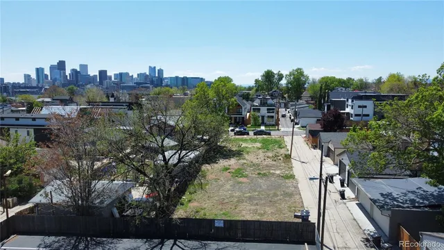 a view of a yard in front of the house
