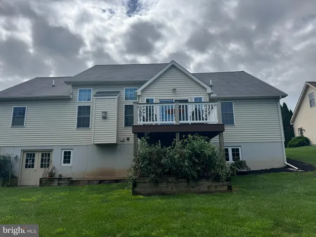 a view of a house with a backyard