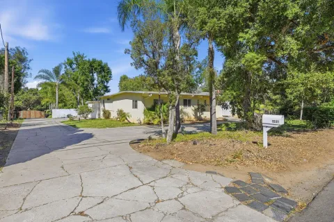 $895,000 | 1521 Foothill Drive, Vista, CA 92084