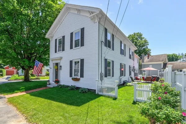 $445,000 | 11 High Street, West Brookfield, MA 01585