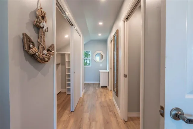 a view of entryway with livingroom