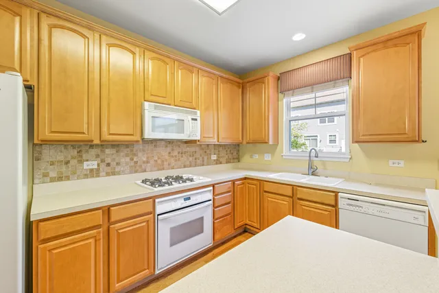 $325,000 | 5662 Cambridge Way, Hanover Park, IL 60133