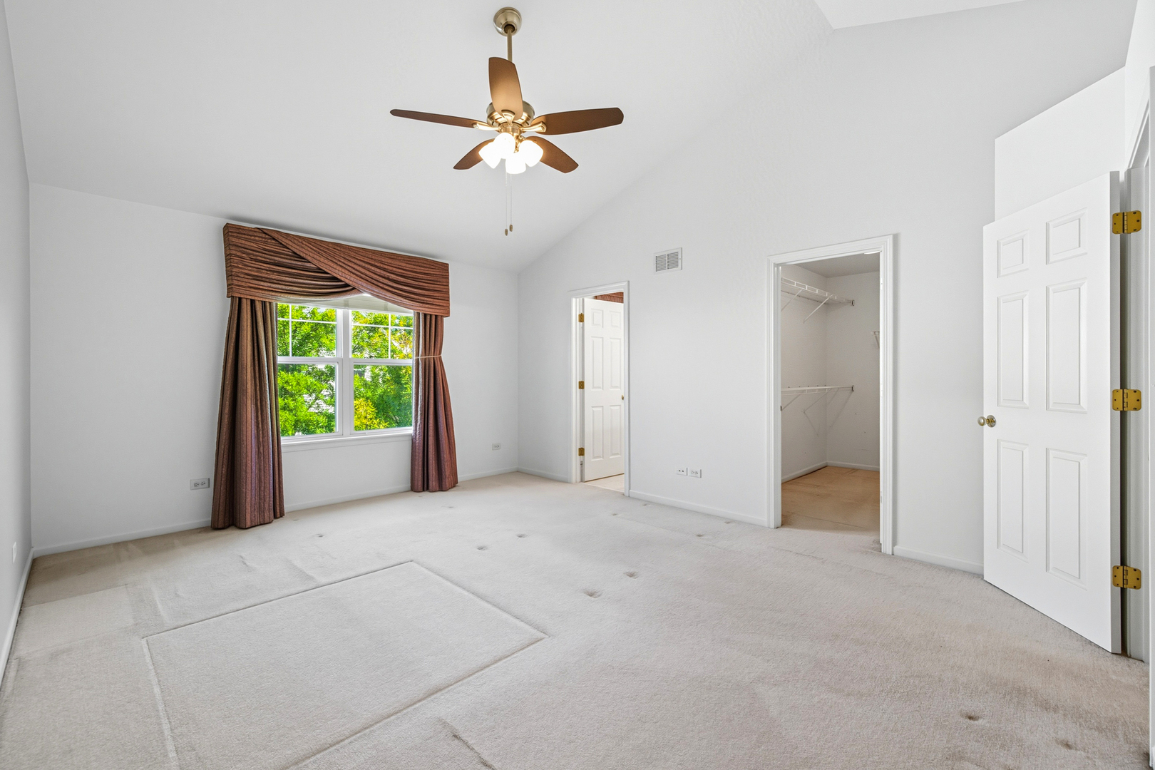 5662 Cambridge Way Hanover Park, IL 60133 - Photo 19 of 34 an empty room with windows and closet