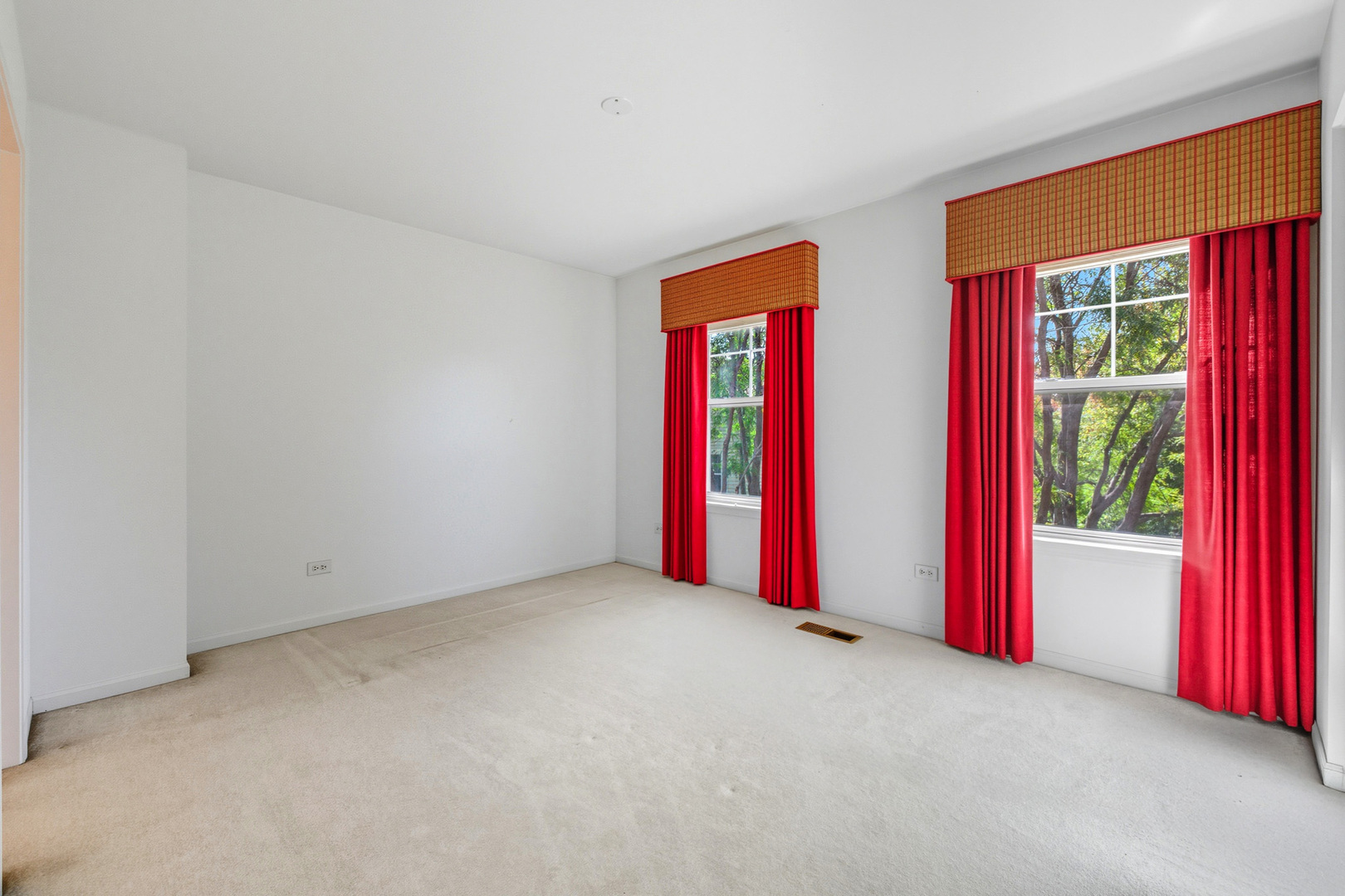 5662 Cambridge Way Hanover Park, IL 60133 - Photo 24 of 34 an empty room with windows and closet