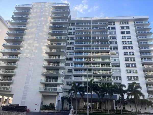$3,100 | 5750 Collins Avenue, Unit 12H, Miami Beach, FL 33140