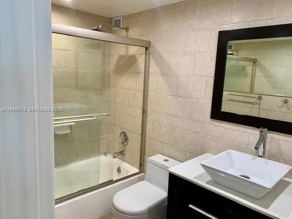 $3,100 | 5750 Collins Avenue, Unit 12H, Miami Beach, FL 33140