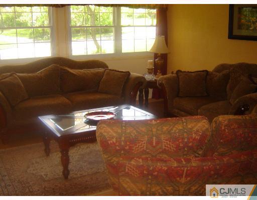 49 Kingsley Road Kendall Park, NJ 08824 - Photo 4 of 8 Gallery Image 4