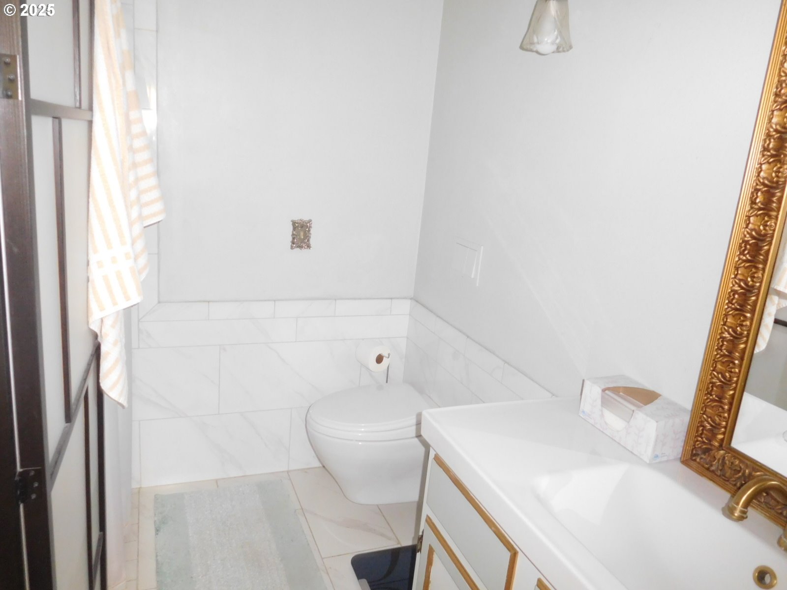 117 North Main Street Milton Freewater, OR 97862 - Photo 10 of 21 a bathroom with a sink a toilet and tub