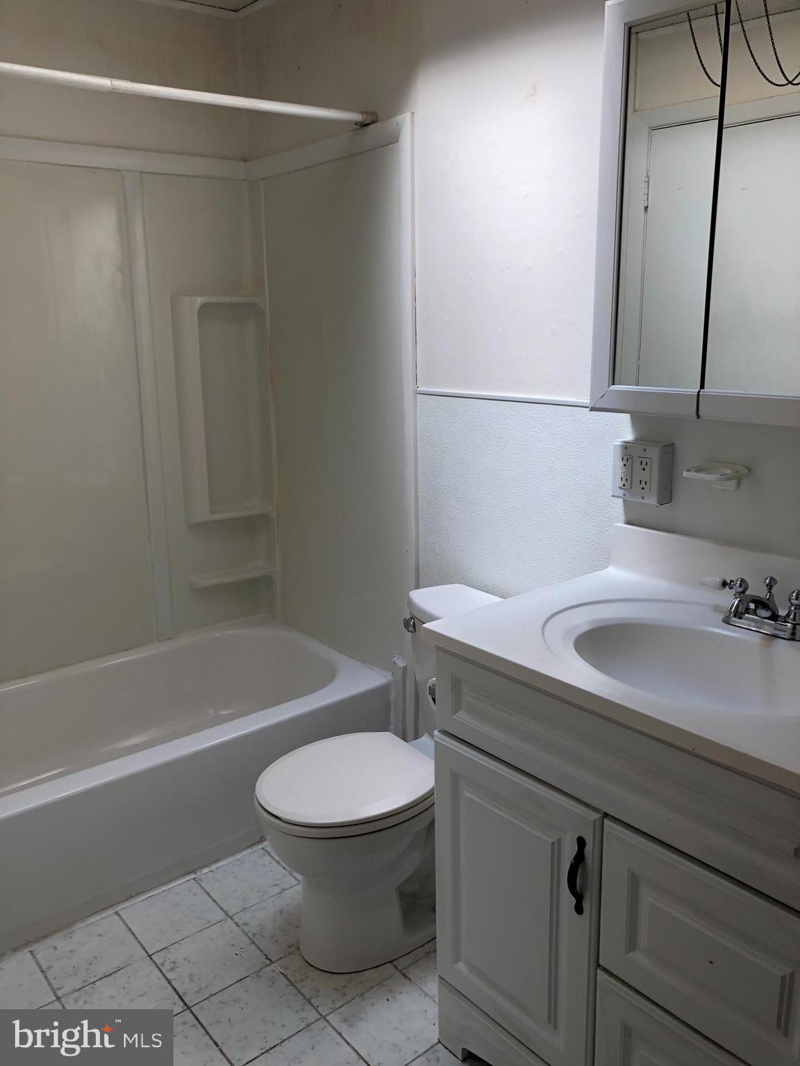 4231 Whiting Road Philadelphia, PA 19154 - Photo 22 of 32 Hall Bath