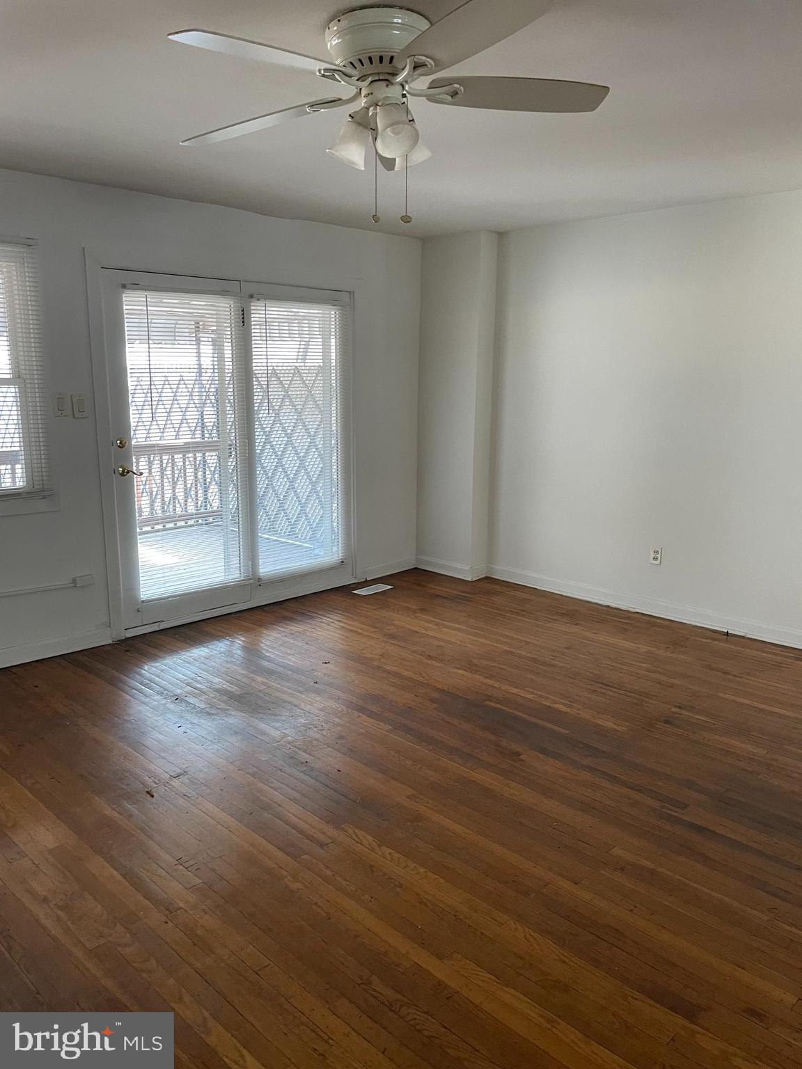 4231 Whiting Road Philadelphia, PA 19154 - Photo 8 of 32 Living Room/Dining Room