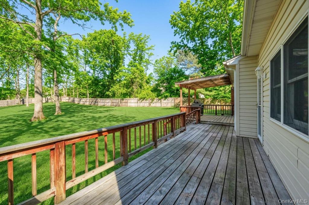 34 Giant Oak Road Ridge, NY 11961 - Photo 13 of 48