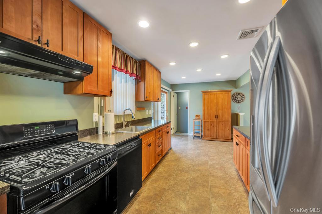 34 Giant Oak Road Ridge, NY 11961 - Photo 21 of 48