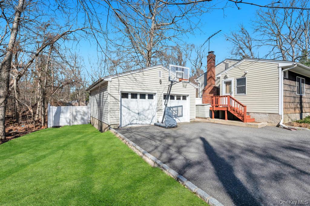 34 Giant Oak Road Ridge, NY 11961 - Photo 5 of 48