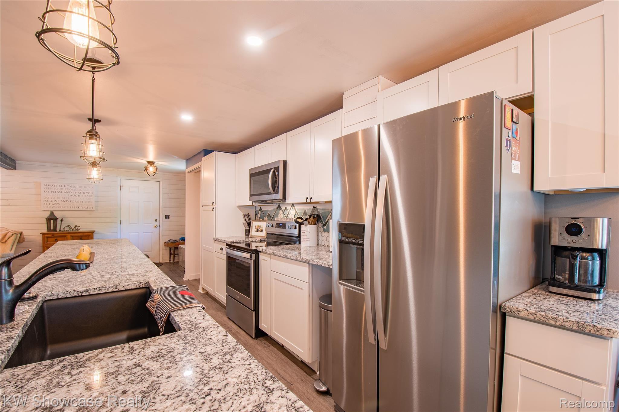 3655 Covert Road Waterford, MI 48328 - Photo 8 of 25 3655 Covert Rd HDR17.jpg