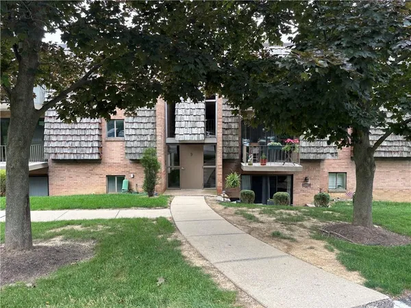 $127,900 | 932 Forest Green Drive, Moon Township, PA 15108
