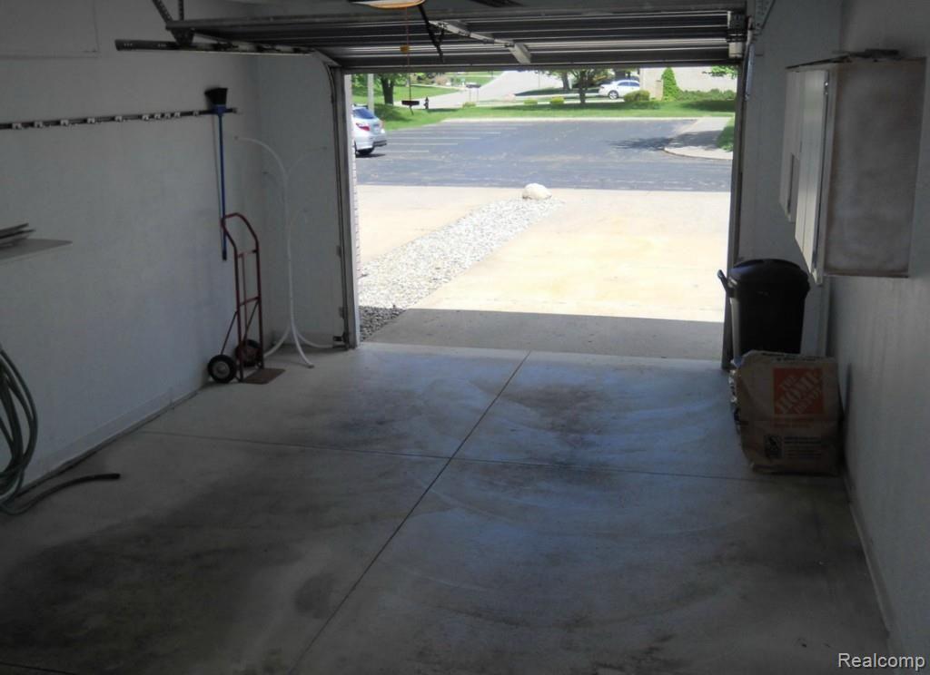 68 Stratford Lane, Unit 13 Rochester, MI 48309 - Photo 17 of 20 Attached Garage
