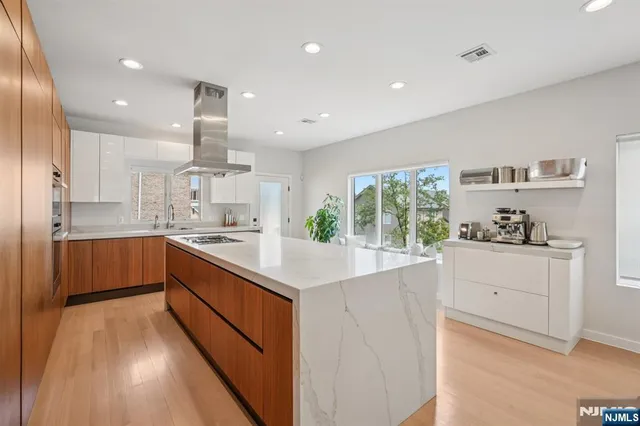 $1,699,000 | 21 B Sterling Place, Edgewater, NJ 07020