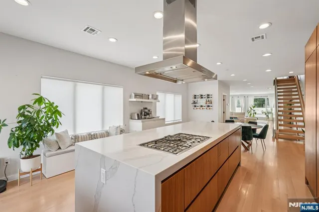 $1,699,000 | 21 B Sterling Place, Edgewater, NJ 07020