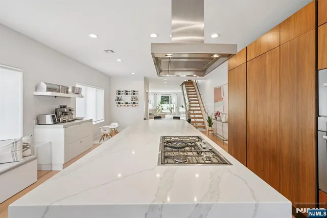 $1,699,000 | 21 B Sterling Place, Edgewater, NJ 07020