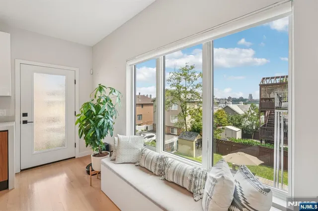 $1,699,000 | 21 B Sterling Place, Edgewater, NJ 07020