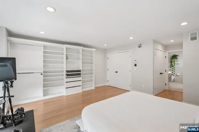 $1,699,000 | 21 B Sterling Place, Edgewater, NJ 07020