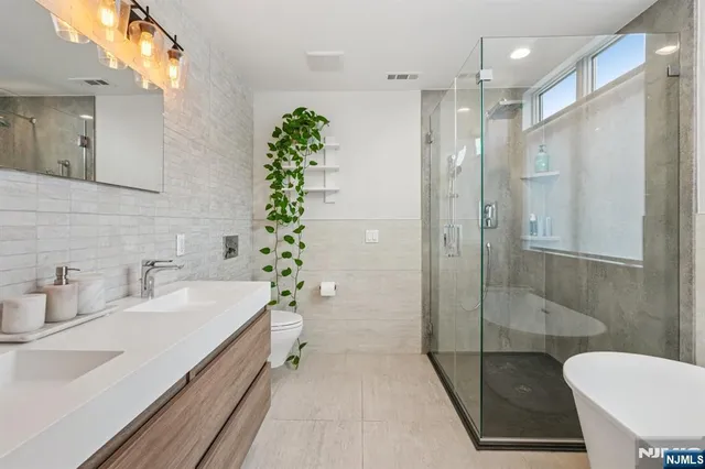 $1,699,000 | 21 B Sterling Place, Edgewater, NJ 07020