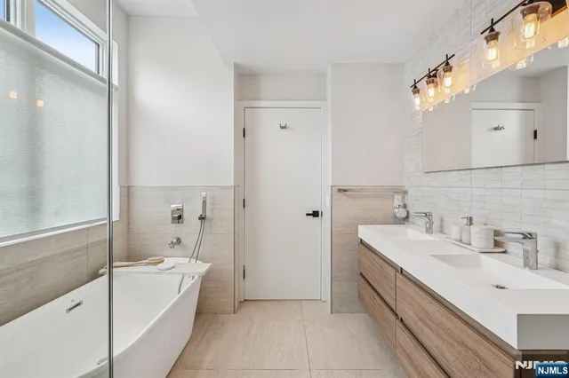 $1,699,000 | 21 B Sterling Place, Edgewater, NJ 07020