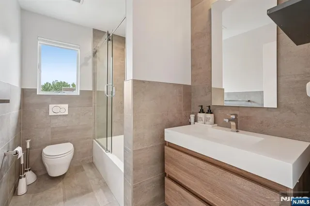 $1,699,000 | 21 B Sterling Place, Edgewater, NJ 07020