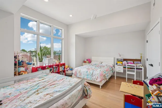 $1,699,000 | 21 B Sterling Place, Edgewater, NJ 07020