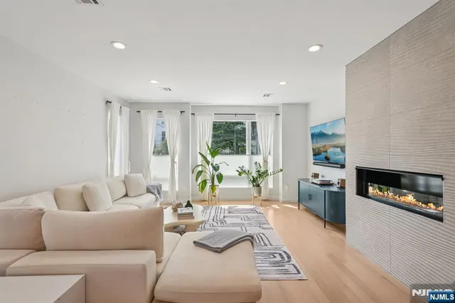 $1,699,000 | 21 B Sterling Place, Edgewater, NJ 07020