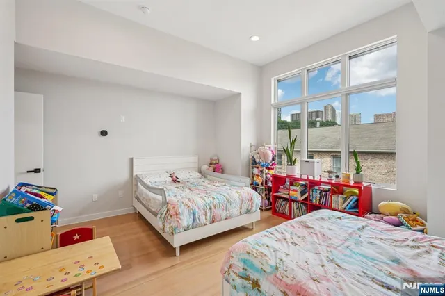 $1,699,000 | 21 B Sterling Place, Edgewater, NJ 07020