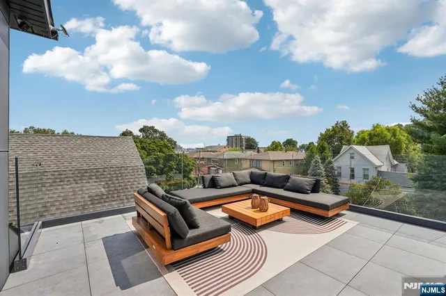 $1,699,000 | 21 B Sterling Place, Edgewater, NJ 07020