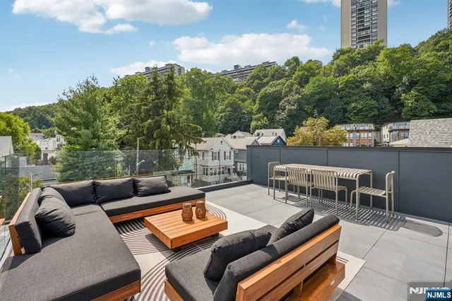 $1,699,000 | 21 B Sterling Place, Edgewater, NJ 07020