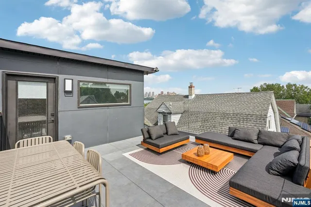 $1,699,000 | 21 B Sterling Place, Edgewater, NJ 07020