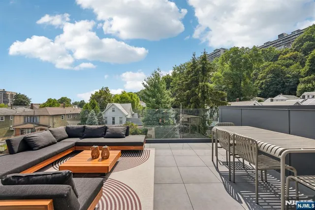 $1,699,000 | 21 B Sterling Place, Edgewater, NJ 07020