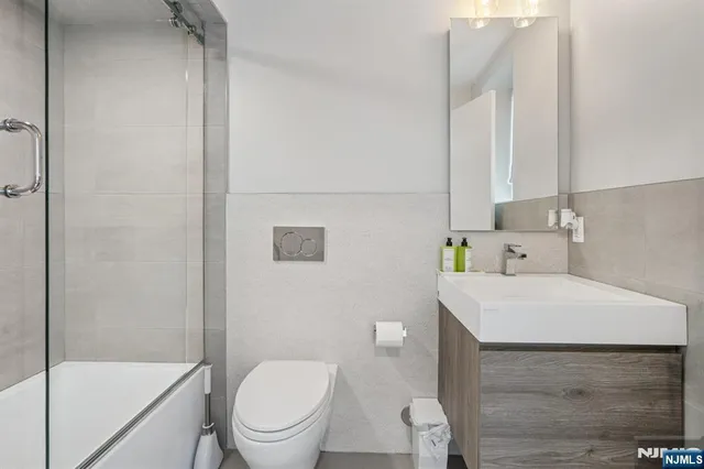 $1,699,000 | 21 B Sterling Place, Edgewater, NJ 07020