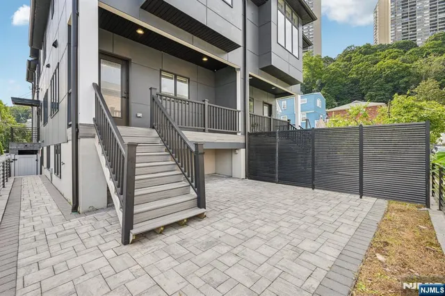 $1,699,000 | 21 B Sterling Place, Edgewater, NJ 07020