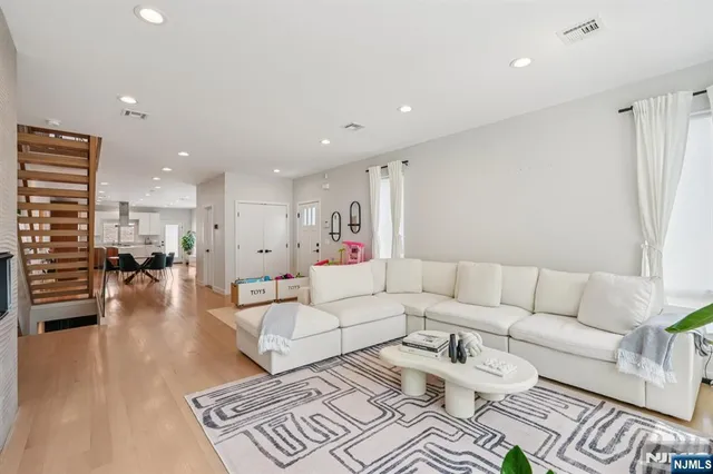 $1,699,000 | 21 B Sterling Place, Edgewater, NJ 07020