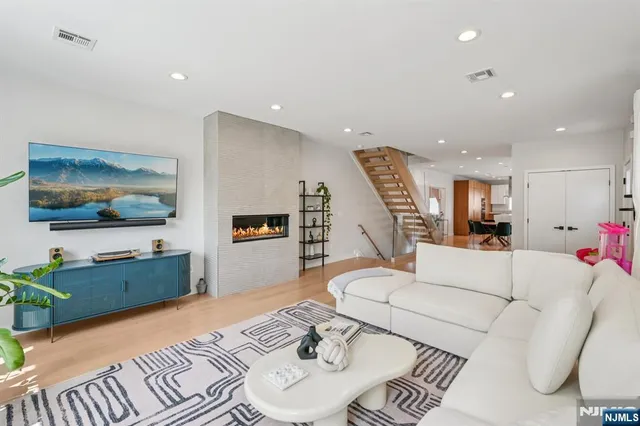 $1,699,000 | 21 B Sterling Place, Edgewater, NJ 07020