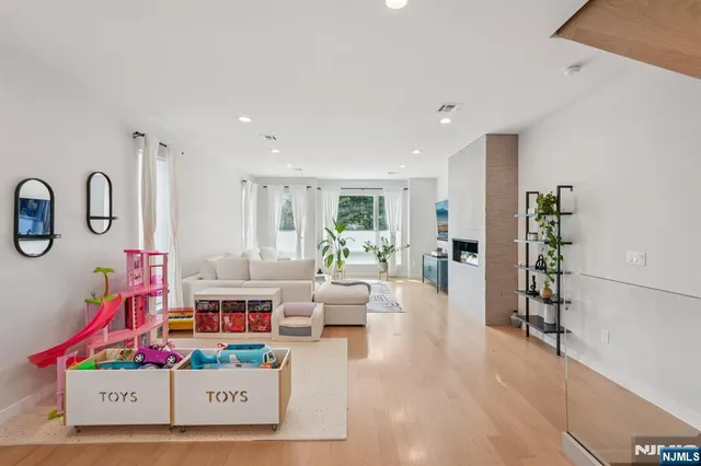 $1,699,000 | 21 B Sterling Place, Edgewater, NJ 07020