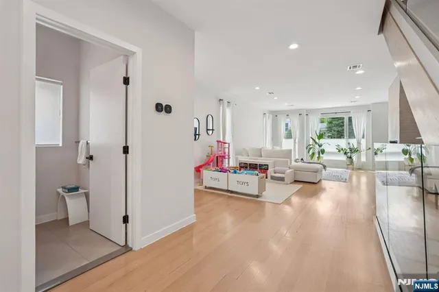 $1,699,000 | 21 B Sterling Place, Edgewater, NJ 07020