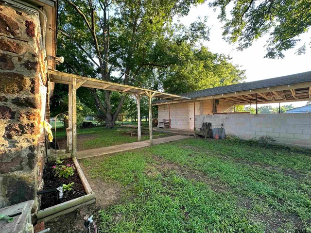 a view of a house with backyard and garden