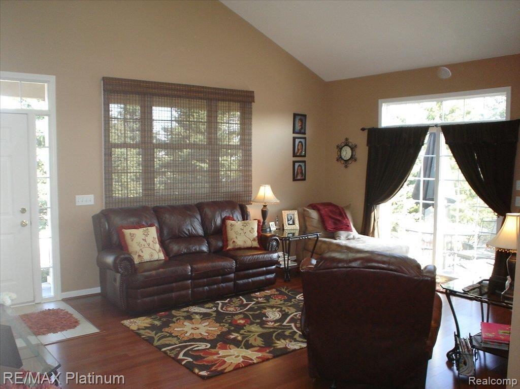 607 Fenton Commons Lane, Unit 7 Fenton, MI 48430 - Photo 5 of 10 DSC07407
