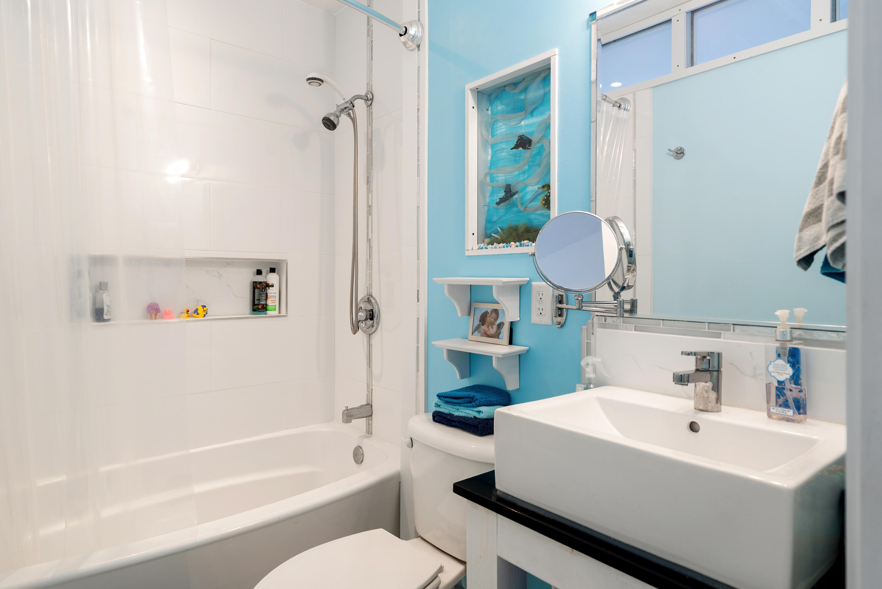 300 Ocean Drive, Unit 26 Key Largo, FL 33037 - Photo 23 of 37 Ensuite bath for bedroom 2