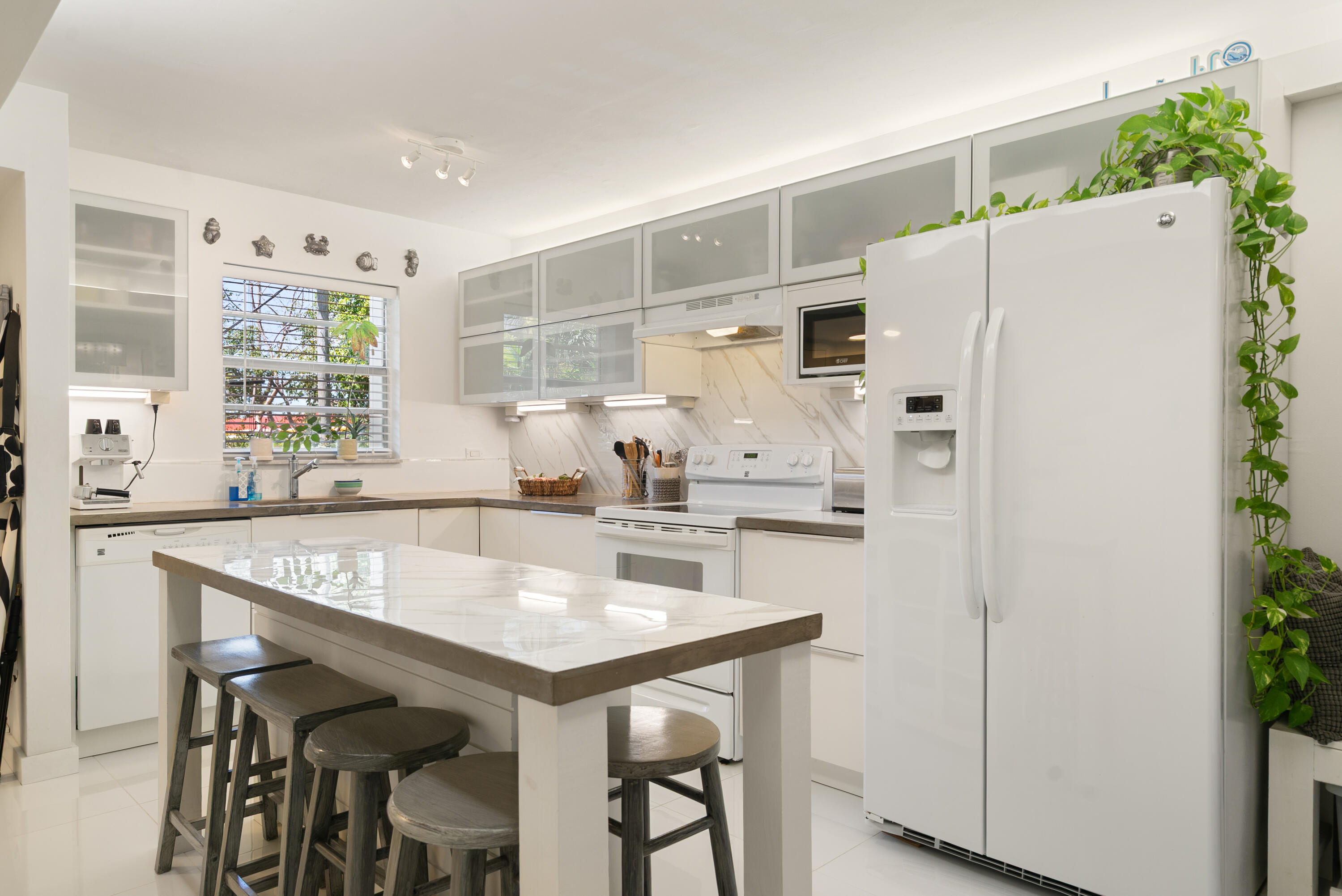 300 Ocean Drive, Unit 26 Key Largo, FL 33037 - Photo 4 of 37 Bright kitchen