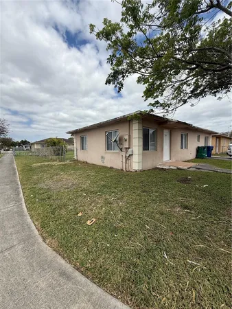 a view of a house with a yard