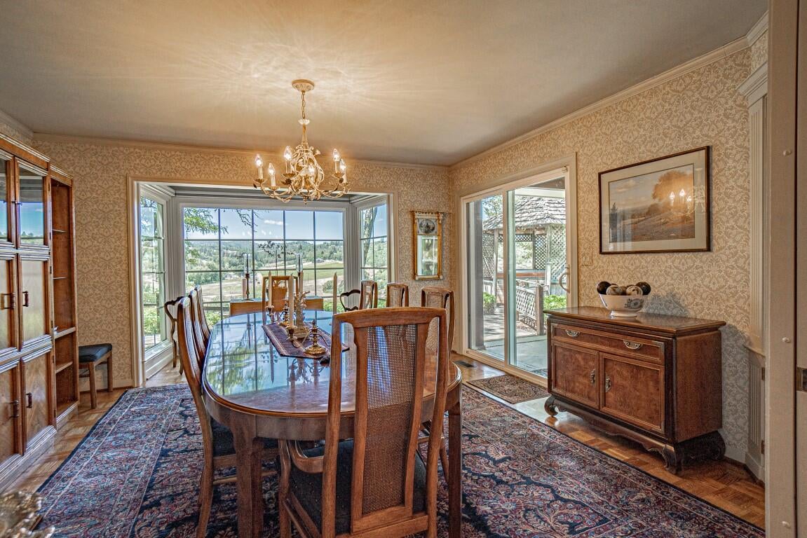 2692 Pioneer Road Medford, OR 97501 - Photo 16 of 66 Formal Dining Room