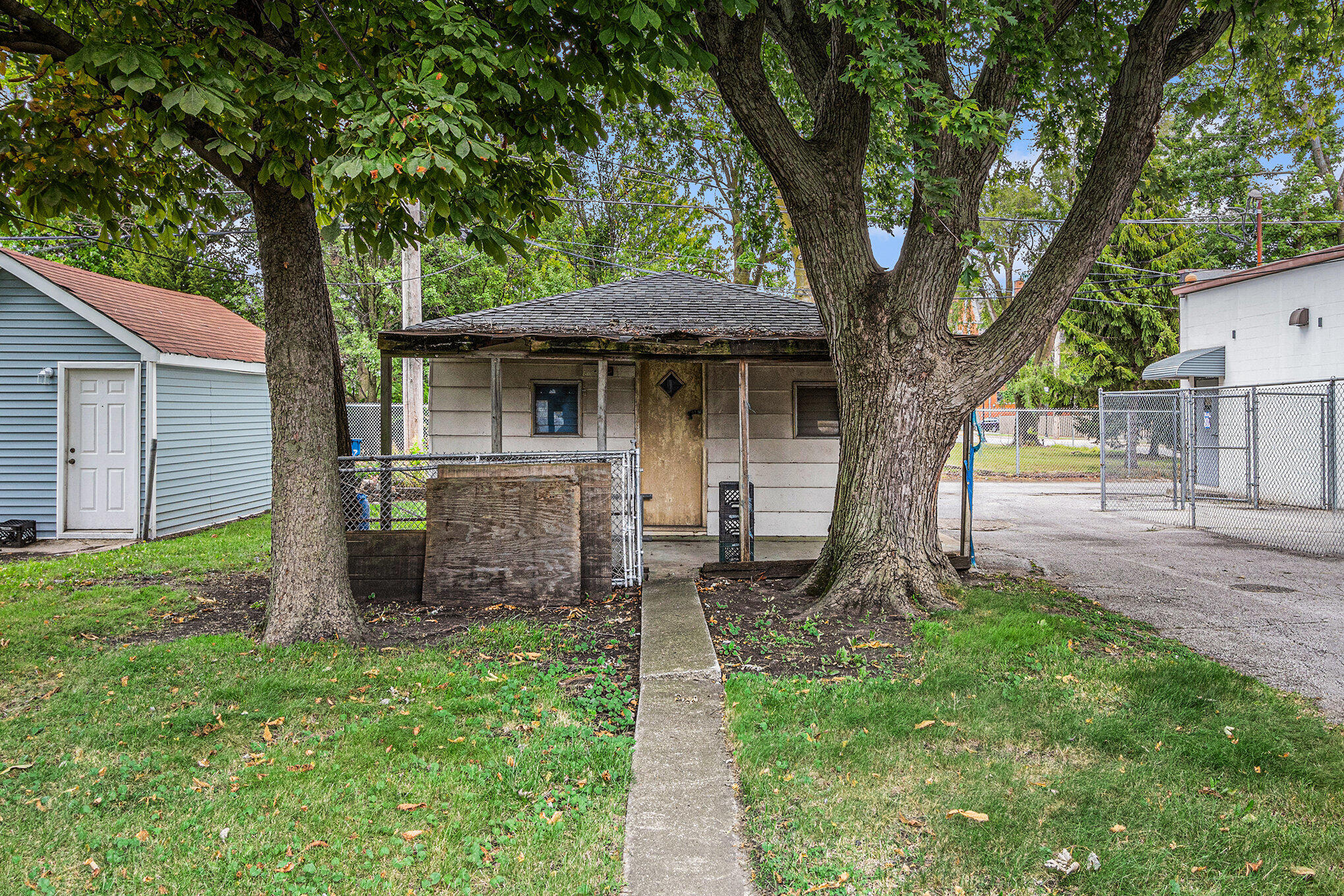 5259 State Line Avenue Hammond, IN 46320 - Photo 17 of 17 a front view of a house with garden